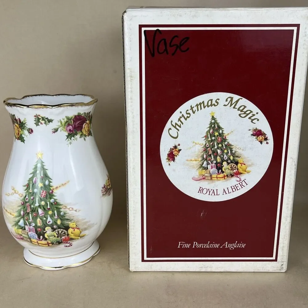 Royal Albert Old Country Roses Christmas Magic Gainsborough‎ Vase 6 5/8” W/ Box